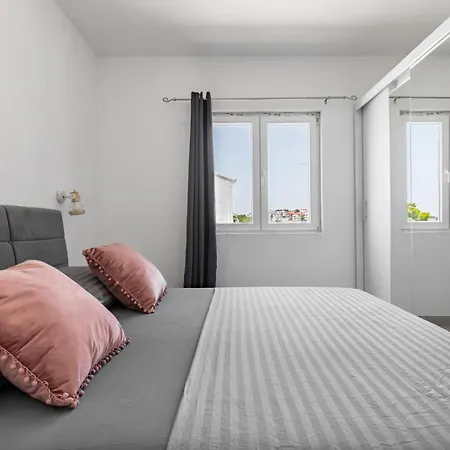 Place In Adriatic * 特罗吉尔
